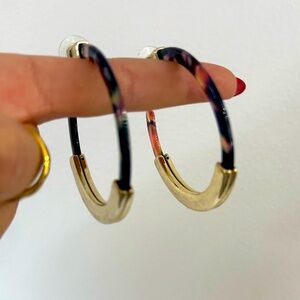 Beautiful gold and tortoise shell hoop earrings!